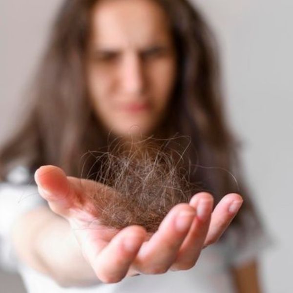 Căng thẳng dẫn dẫn phụ nữ rụng tóc