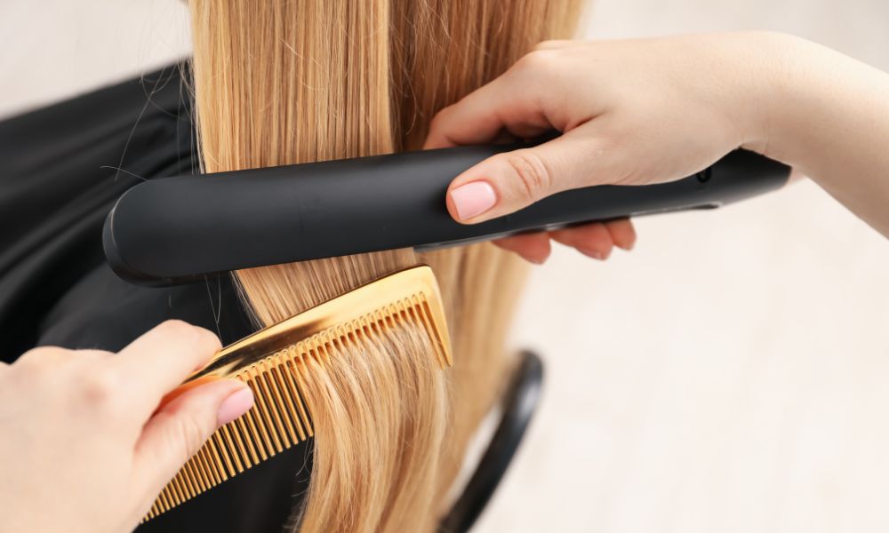 Sấy tóc ở nhiệt độ cao, uốn, duỗi, nhuộm tóc liên tục chính là bạn đang "hủy diệt" mái tóc của mình