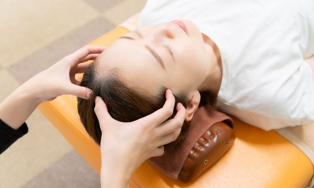 Bạn chỉ bôi dưỡng cho ngọn tóc mà quên mất da đầu