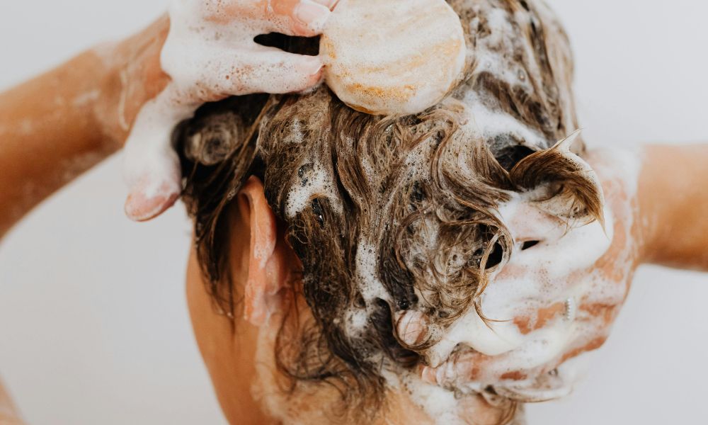 Gội đầu sai cách (Quá nhiều hoặc quá ít)