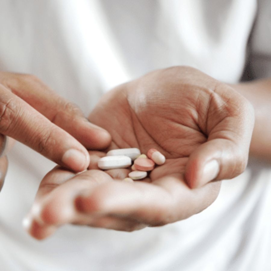 Dùng thuốc điều trị rụng tóc