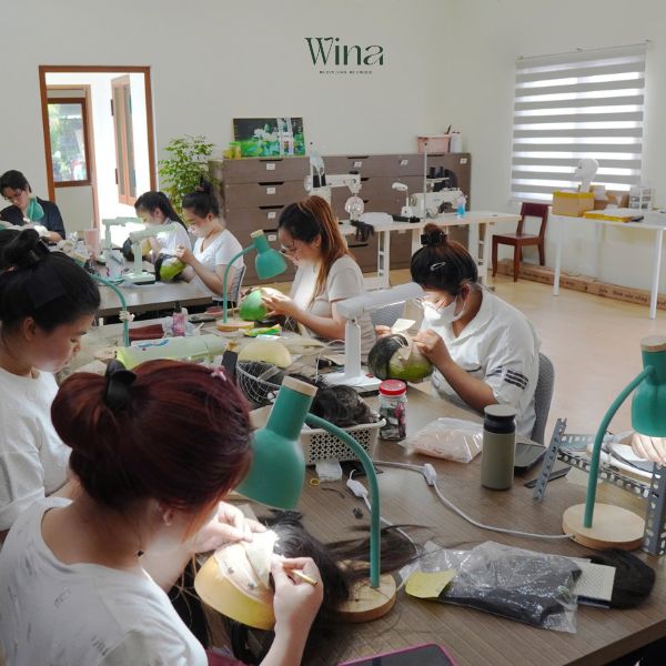 Tóc giả thủ công được tạo nên từ sự tỉ mỉ và kỹ thuật điêu luyện của các nghệ nhân lành nghề