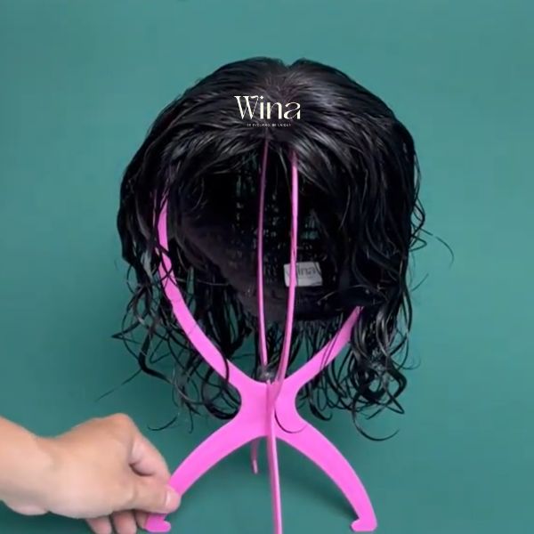 Đặt tóc giả lên giá phơi hoặc đầu giả và để khô tự nhiên