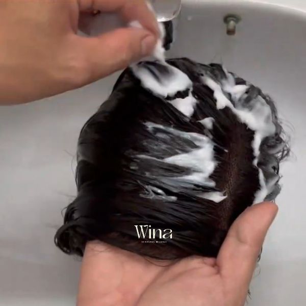 Thoa đều dầu xả lên tóc giả