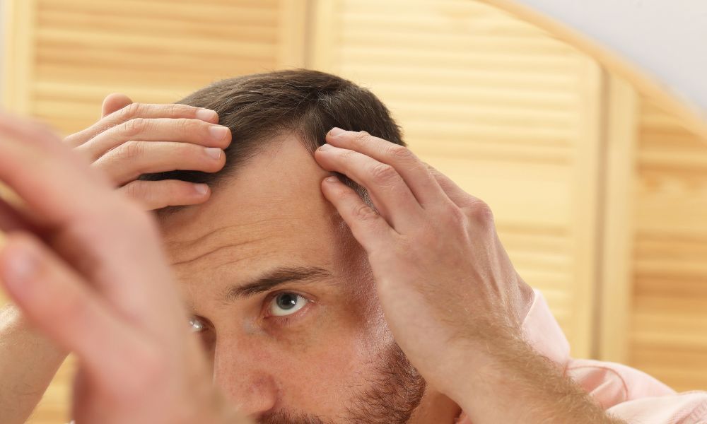 Giữ da đầu sạch sẽ còn giúp nang tóc thông thoáng và khỏe mạnh hơn