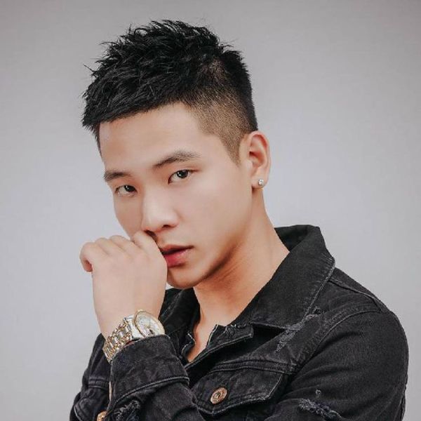 Điểm khác biệt lớn nhất giữa mohican layer so với mohican truyền thống là phần tóc đỉnh đầu được cắt lớp