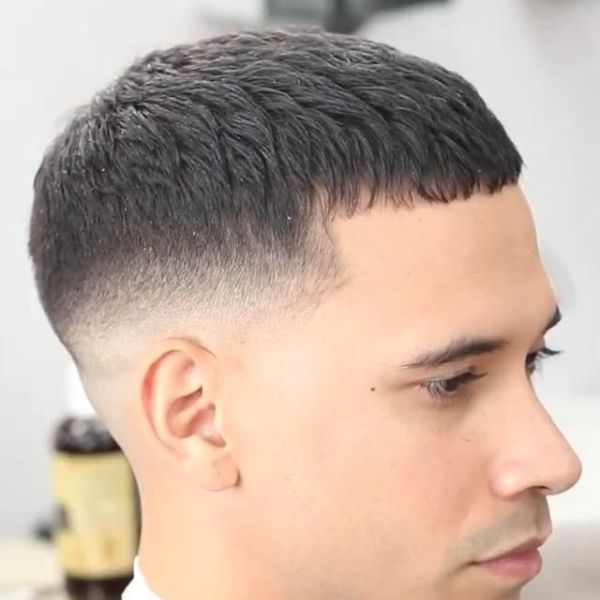 Kiểu tóc mohican ngắn được cắt ngắn hơn so với kiểu mohican truyền thống, thường chỉ dài khoảng vài centimet