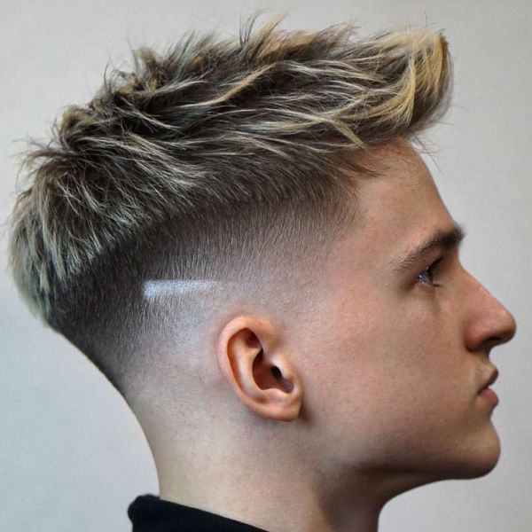 Undercut Quiff có phần tóc hai bên và gáy được cắt sát hoặc fade gọn gàng, tạo nên sự tương phản rõ rệt với phần tóc trên