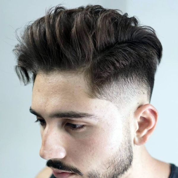 Điểm đặc trưng nhất của kiểu tóc Undercut Side Part là phần tóc được chia ngôi rõ ràng sang một bên, tạo sự gọn gàng và thanh lịch