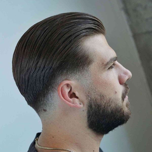 Undercut vuốt ngược có phần tóc hai bên và sau gáy được cắt sát hoặc fade, tạo sự gọn gàng và làm nổi bật phần tóc phía trên