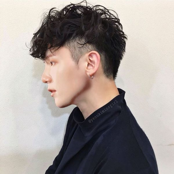 Giống như các kiểu tóc undercut khác, phần tóc ở hai bên và sau gáy được cắt sát, giúp tạo cảm giác sạch sẽ và gọn gàng