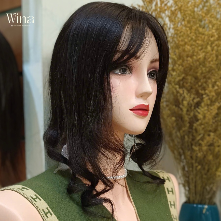 Với các lọn xoăn nhỏ, mái tóc trông sẽ dày dặn hơn, che đi các khuyết điểm như tóc mỏng hay thưa, mang đến vẻ ngoài đầy sức sống