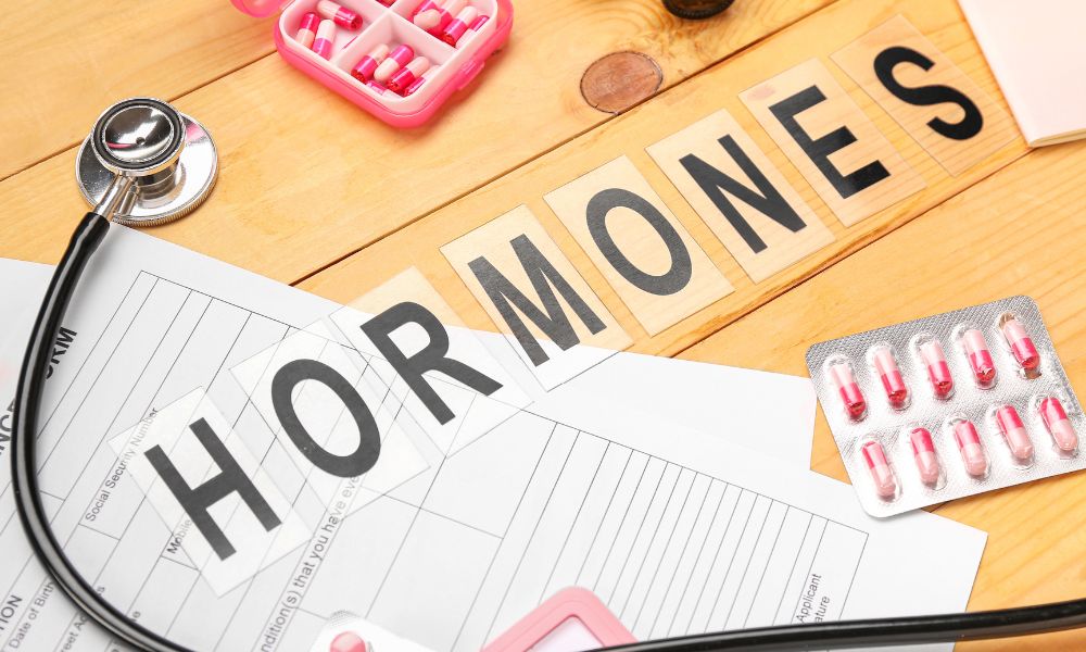 Trong giai đoạn tiền mãn kinh và mãn kinh, nồng độ Estrogen - hormone có vai trò quan trọng trong việc duy trì chu kỳ phát triển của tóc - bắt đầu suy giảm