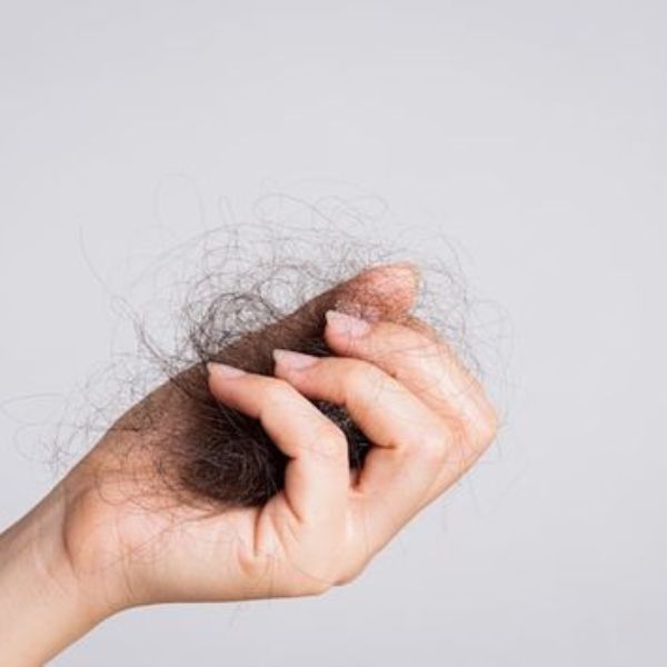 Sử dụng sản phẩm chăm sóc tóc không phù hợp cũng là nguyên nhân dẫn đến rụng tóc