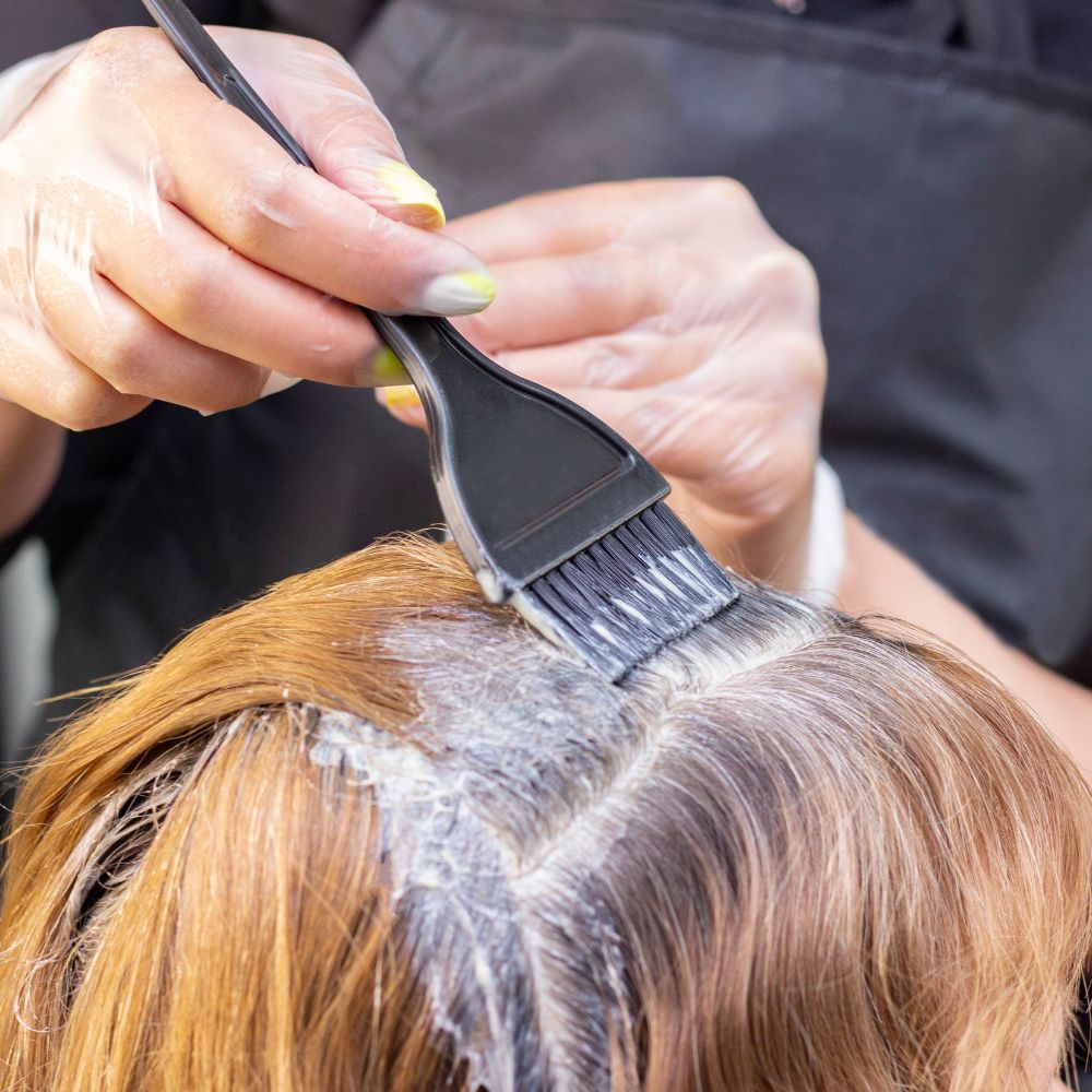 việc lạm dụng nhuộm phủ bạc hàng tháng đang vô tình đẩy da đầu vào quá trình lão hóa cấp tốc