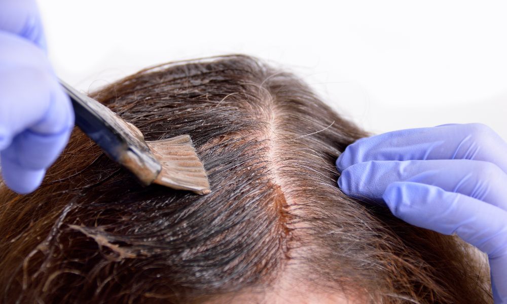 Nhuộm tóc là phương pháp được nhiều người nghĩ đến đầu tiên khi cần che đi tóc bạc