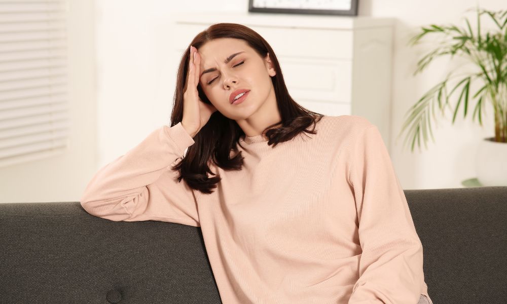 Stress mãn tính làm cơ thể sản sinh cortisol, một loại hormone có thể đẩy nhanh chu kỳ của tóc, khiến tóc chuyển sang giai đoạn rụng hàng loạt