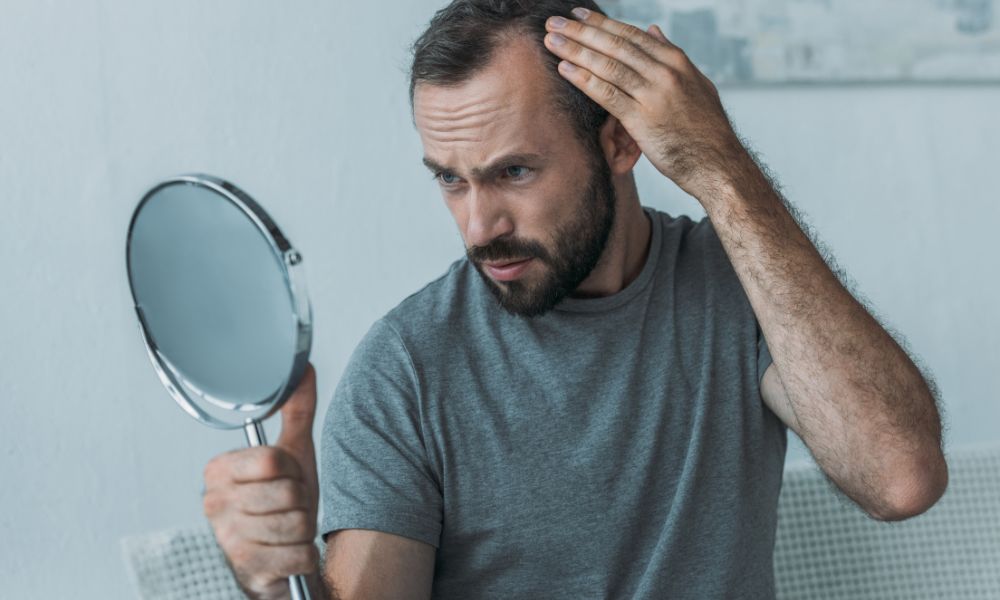 Rụng tóc bệnh lý, như Telogen Effluvium mãn tính, cho thấy cơ thể bạn đang gặp vấn đề