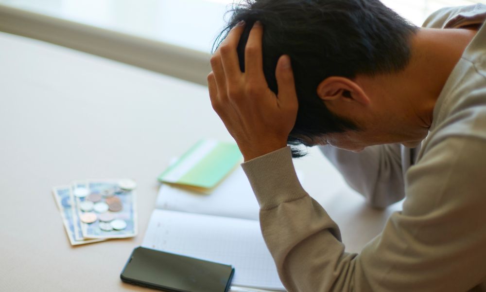 Stress không trực tiếp gây hói đầu ở nam giới theo kiểu di truyền, nhưng nó là chất xúc tác cực mạnh khiến tình trạng rụng tóc do DHT diễn ra nhanh hơn và tồi tệ hơn rất nhiều