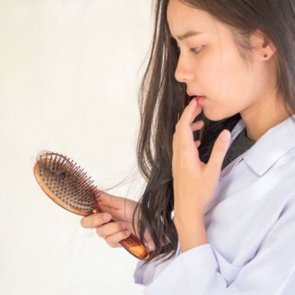 Khi thiếu hụt dưỡng chất sẽ khiến tóc dễ gãy và rụng hơn