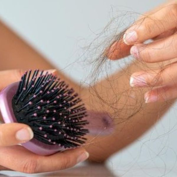 Rụng tóc nhiều ở nữ ảnh hưởng đến tinh thần