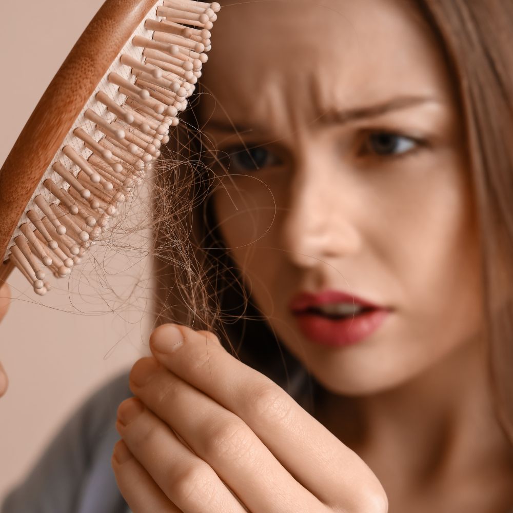 Rụng tóc theo mùa là hiện tượng sinh lý phổ biến ảnh hưởng đến hàng triệu phụ nữ