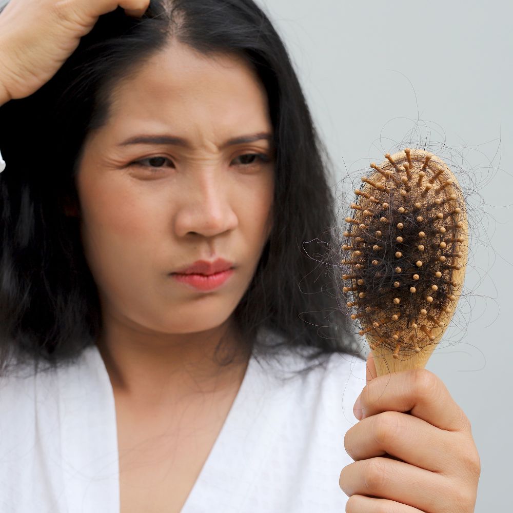 Estrogen được gọi là "Hormone Tóc" vì vai trò quan trọng trong việc kéo dài giai đoạn Anagen (giai đoạn tăng trưởng) của sợi tóc