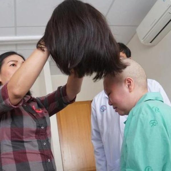 Sử dụng tóc giả không chỉ giúp bệnh nhân cảm thấy thoải mái hơn khi giao tiếp với người khác