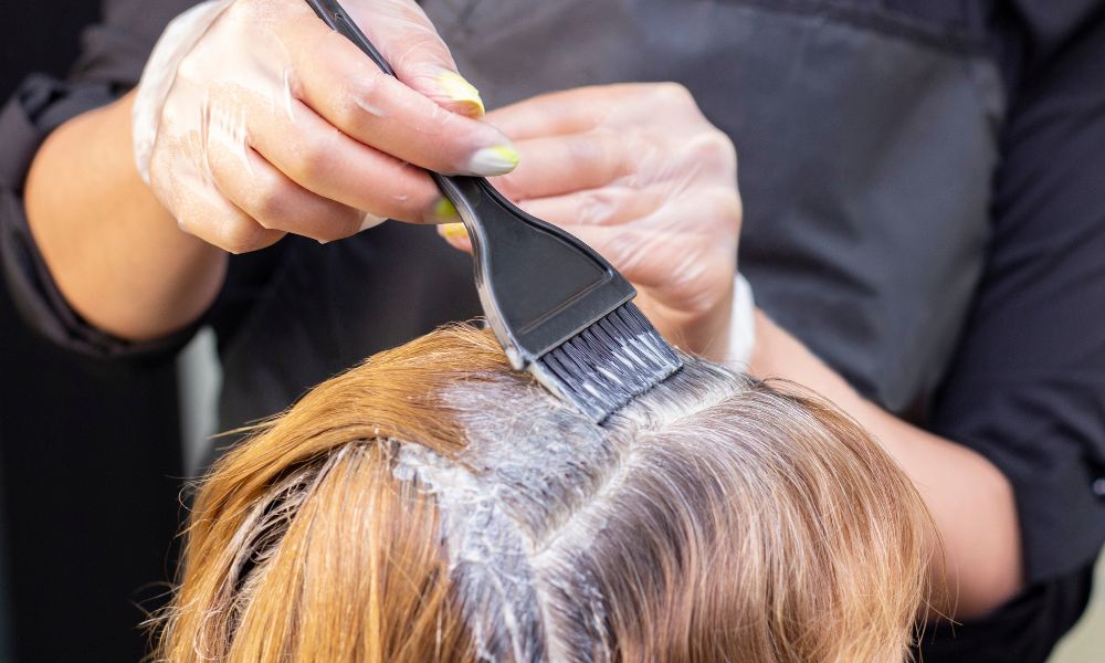 Nhuộm tóc phủ bạc - Giải pháp phổ biến nhưng tiềm ẩn rủi ro