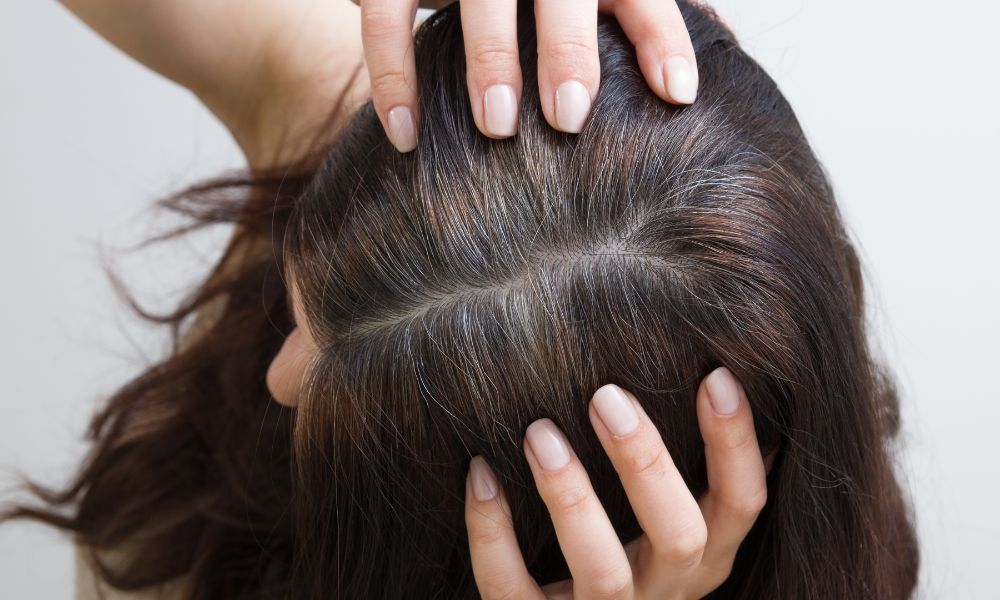 Tóc bạc sớm không chỉ là dấu hiệu của thời gian mà còn bắt nguồn từ nhiều yếu tố đang thay đổi trong cơ thể