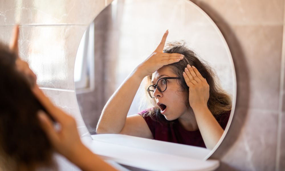 Đôi khi, tóc bạc đi kèm rụng tóc còn là dấu hiệu của rụng tóc diện rộng, cần được thăm khám sớm