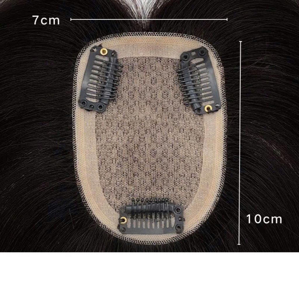 Tóc giả 7x10 là một loại tóc giả mini có kích thước nhỏ gọn, thường là 7cm chiều rộng và 10cm chiều dài