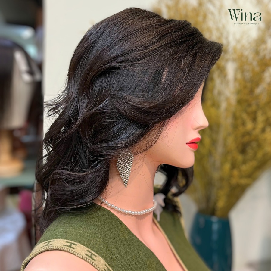 Những lọn tóc được cắt tỉa tầng tinh tế, kết hợp với uốn nhẹ phần đuôi tạo nên độ bồng bềnh tự nhiên