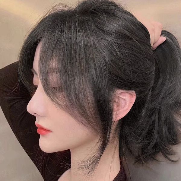 Tóc mái bay mang đến vẻ ngoài trẻ trung, nữ tính, thích hợp cho cả những dịp quan trọng lẫn phong cách hàng ngày