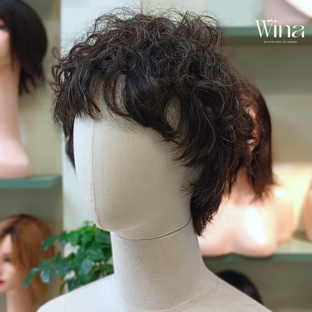 Không theo lối mòn của những kiểu tóc suôn thẳng hay xoăn lơi nhẹ nhàng, xoăn Hippie mang đến vẻ đẹp tự do và đầy sức sống