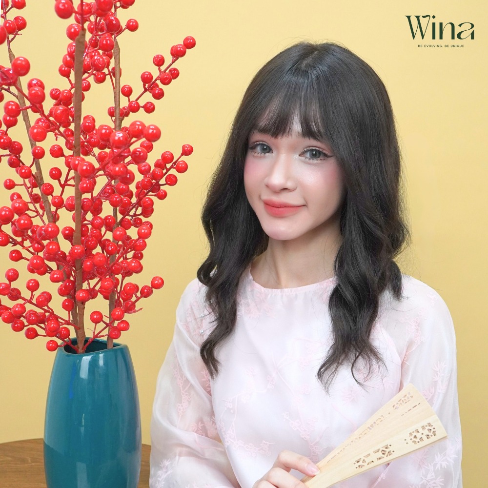 Không quá cầu kỳ nhưng lại đầy tinh tế, mái tóc xoăn nhẹ mang lại vẻ đẹp nhẹ nhàng