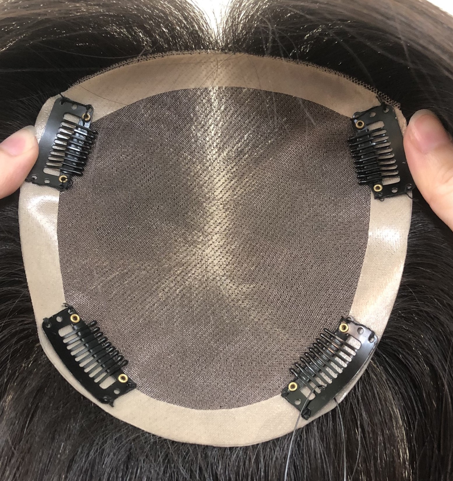 Tóc giả làm từ nhiều chất liệu khác nhau