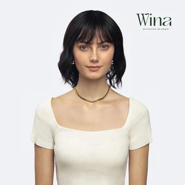 Tóc giả đẹp cho nữ hiện nay được làm từ hai loại chất liệu chính: tóc thật của người và sợi tổng hợp