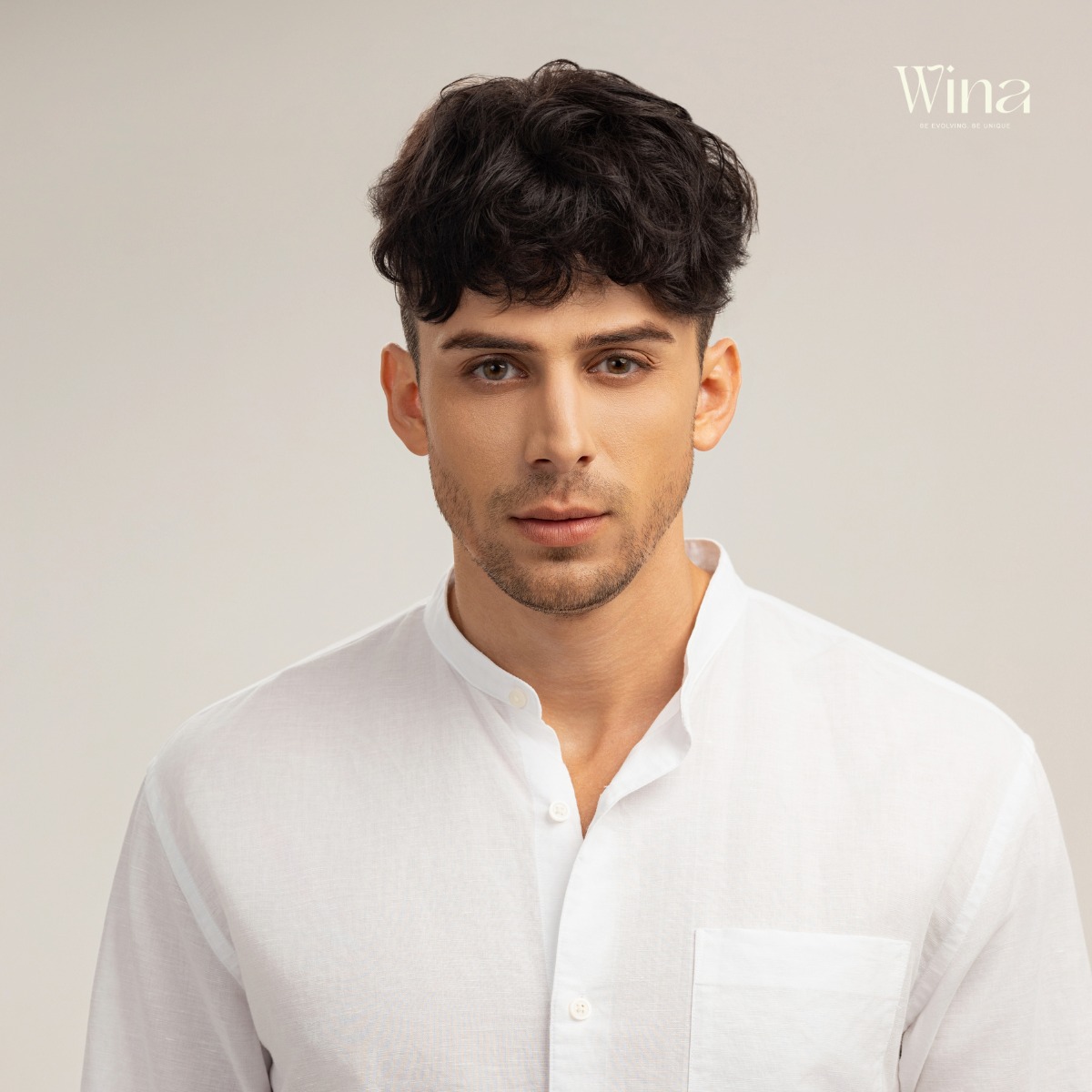 Việc vệ sinh tóc giả ít nhất 1 lần/tuần giúp loại bỏ bụi bẩn và mồ hôi, giữ tóc luôn mềm mượt và sạch sẽ