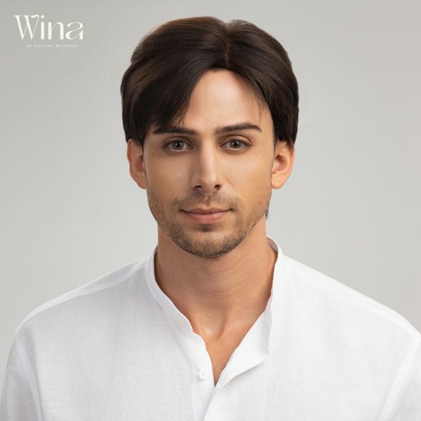 Kiểu tóc giả nam đẹp này có phần mái được chia ngôi lệch, tạo sự mềm mại với những lọn tóc rủ nhẹ xuống khuôn mặt, mang đến vẻ ngoài tự nhiên và cuốn hút