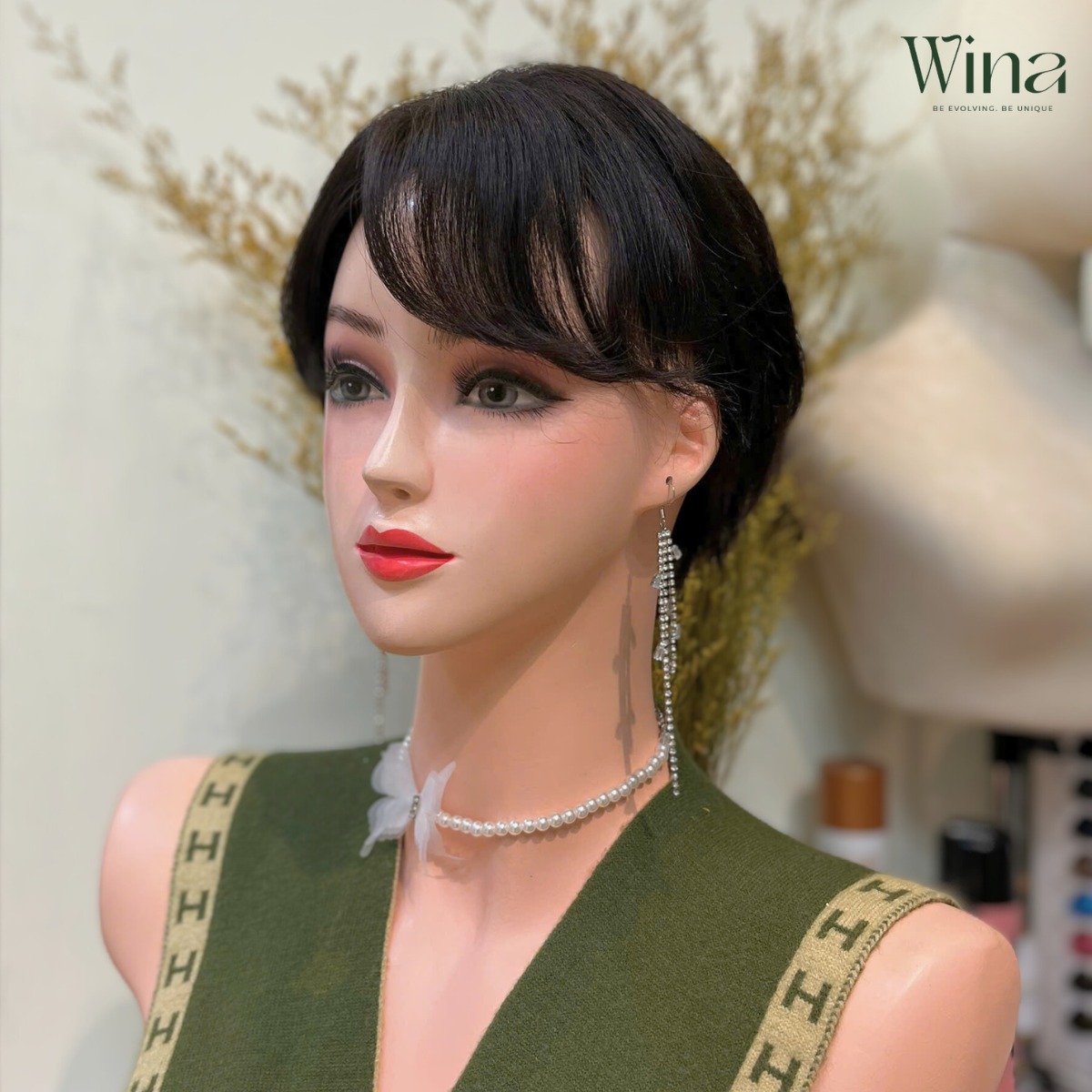 Tóc tém là kiểu tóc ngắn gọn, ôm sát khuôn mặt, giúp tôn lên đường nét sắc sảo và tạo vẻ ngoài năng động