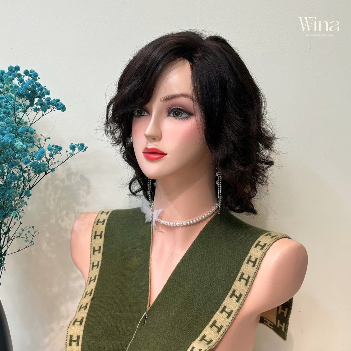 Kiểu tóc giả ngắn xoăn nhẹ nhàng, tạo độ bồng bềnh tự nhiên, giúp khuôn mặt trông mềm mại và cuốn hút hơn