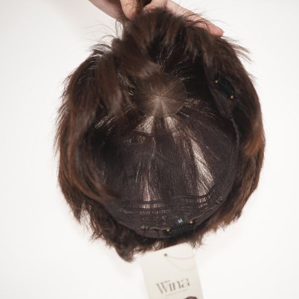 Tóc giả nguyên đầu là một loại tóc giả được thiết kế để che phủ toàn bộ da đầu của người sử dụng