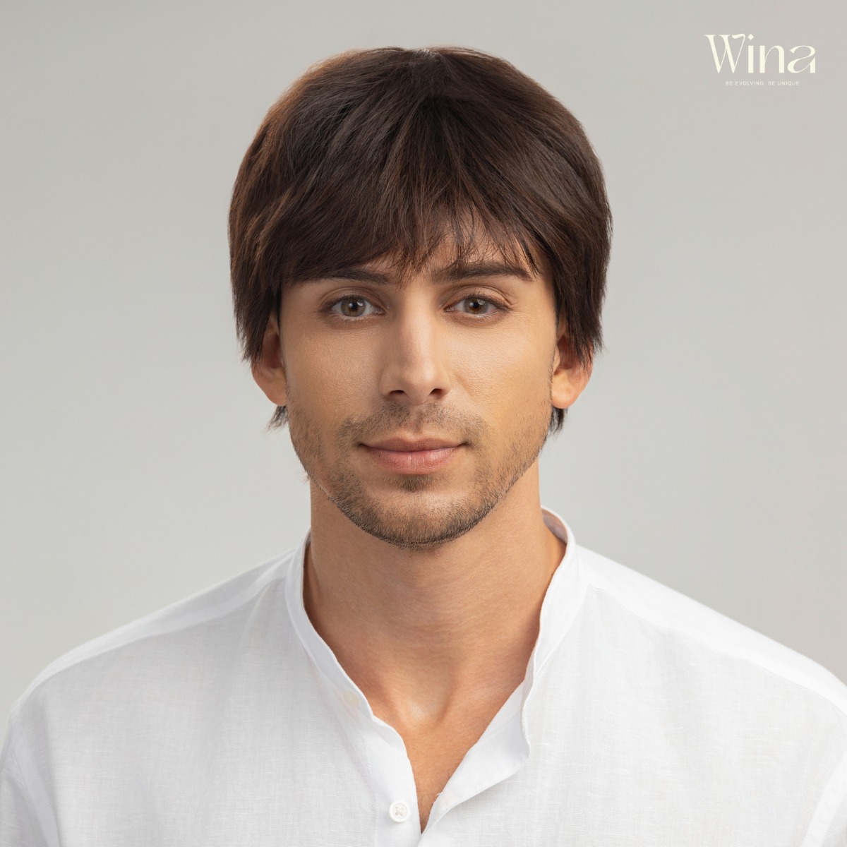 Mái xéo được thiết kế gọn gàng, nhẹ nhàng ôm sát khuôn mặt, mang đến nét tinh tế và cuốn hút