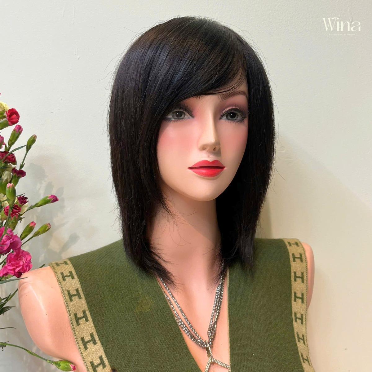 Tóc giả nguyên đầu mái xéo là kiểu tóc mang đến vẻ ngoài hiện đại, thanh lịch và đầy cuốn hút