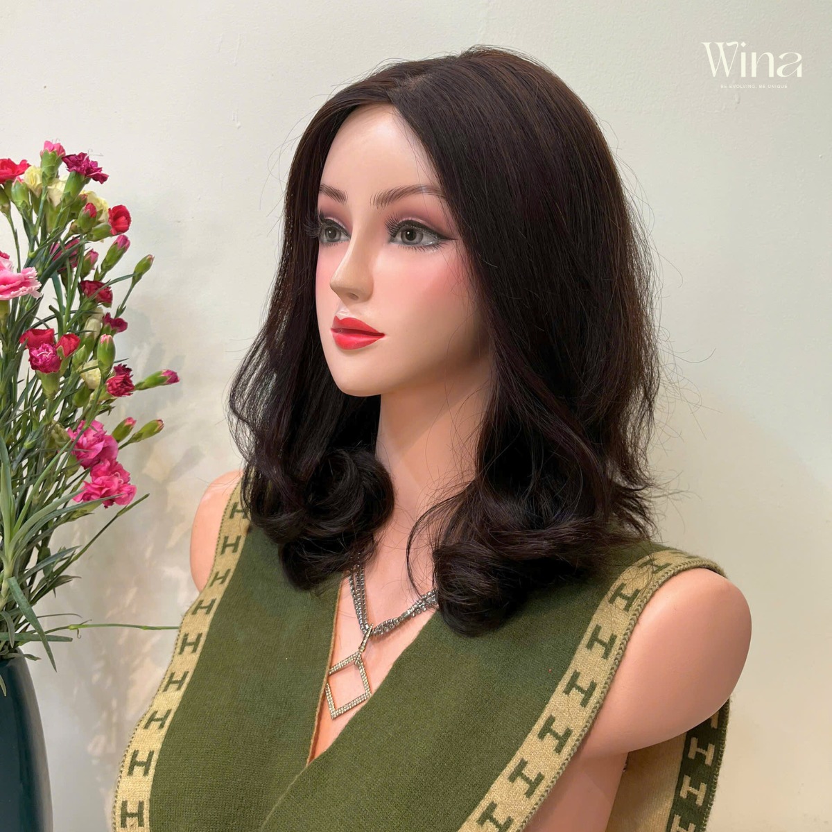 Tóc giả nguyên đầu uốn lọn ngang vai mang đến vẻ đẹp nữ tính và duyên dáng với những lọn tóc uốn nhẹ nhàng, gợn sóng tự nhiên