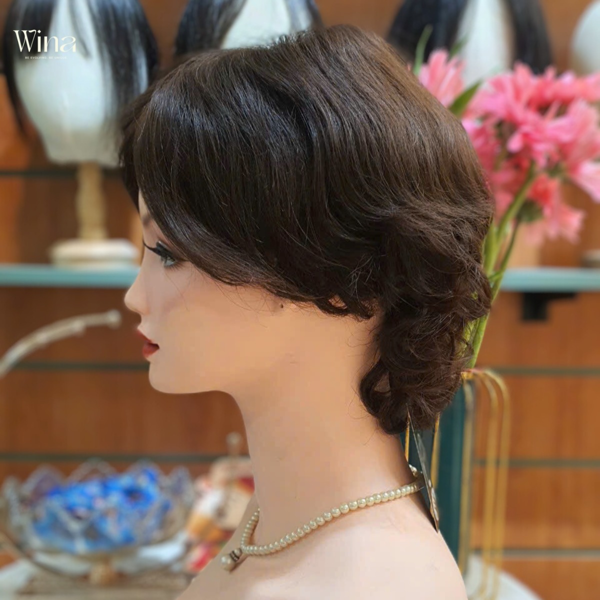 Tóc giả nguyên đầu cao cấp tém uốn xoăn đã vốn quen thuộc với các cô và các chị ưa thích những kiểu tóc ngắn