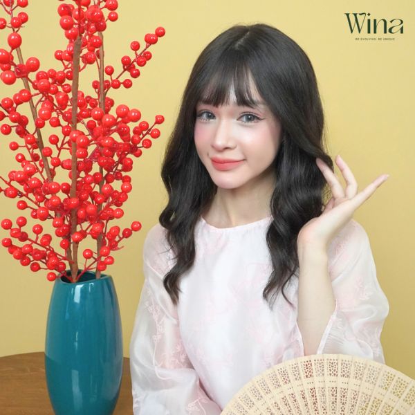 Kiểu tóc xoăn dợn nhẹ mang lại vẻ ngoài mềm mại, bồng bềnh, tạo cảm giác tự nhiên và nữ tính