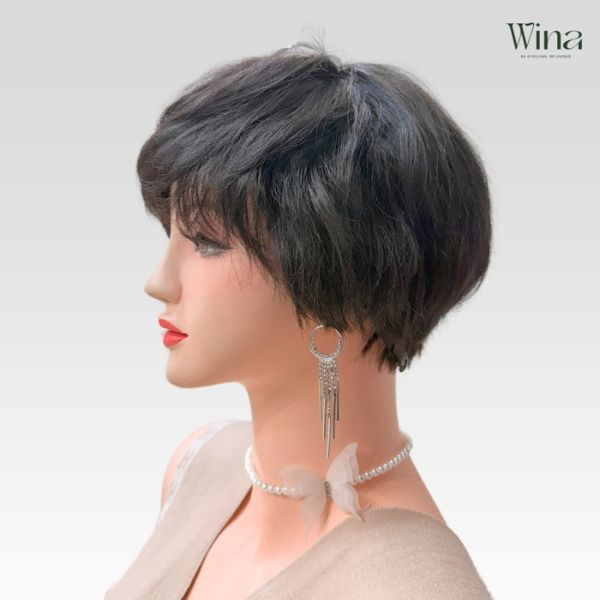 Tóc giả nữ nguyên đầu là loại tóc giả được thiết kế để bao phủ toàn bộ vùng đầu, từ trán đến gáy, mang lại cảm giác như mái tóc thật