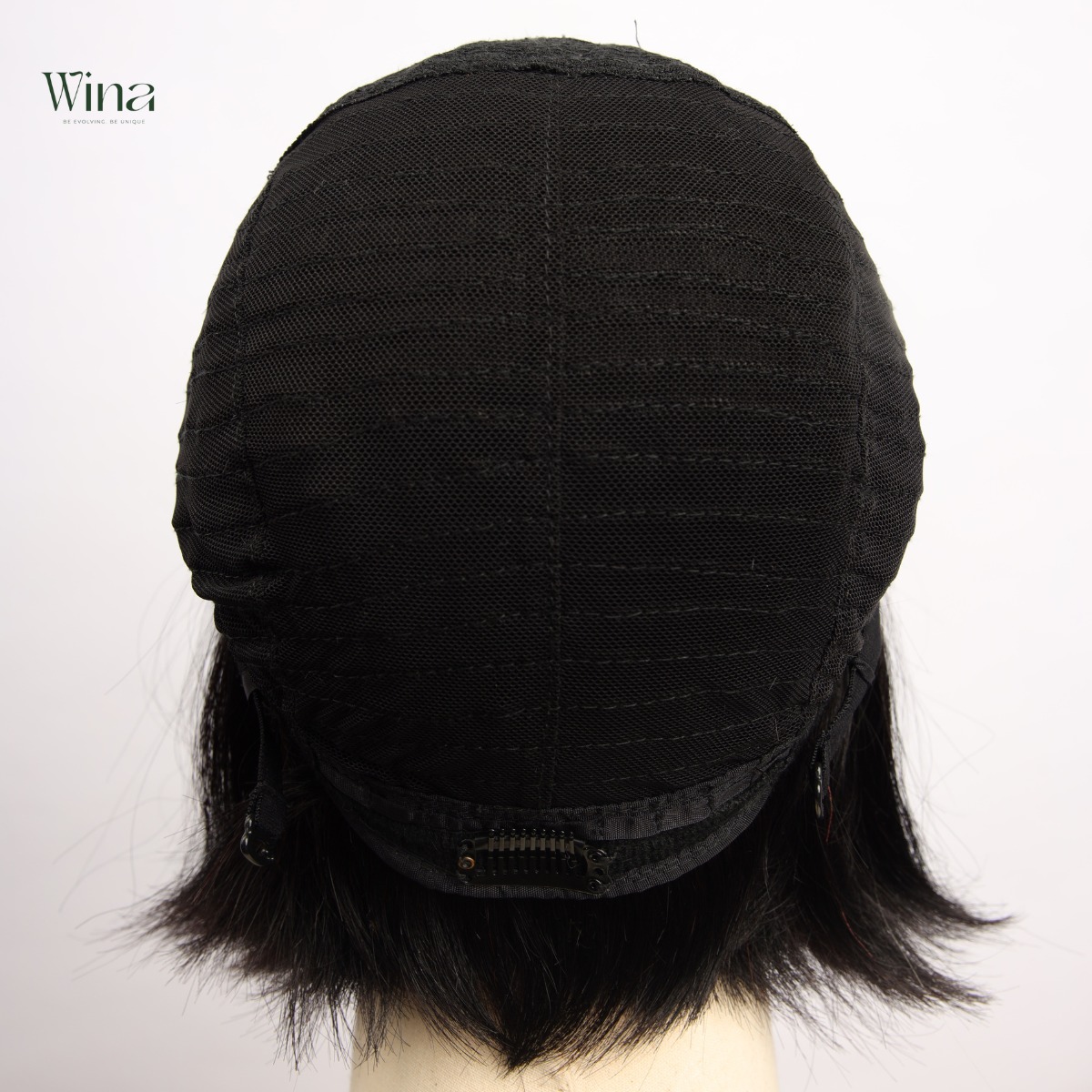 Tóc giả móc tay thủ công không chỉ thể hiện sự tỉ mỉ trong sản xuất mà còn mang đến sự khác biệt về chất lượng so với các dòng sản phẩm công nghiệp